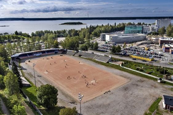 Kirjoittaja kysyy, voisiko keskussairaalan puolityhjään pysäköintitaloon tehdä pari lisäkerrosta, jotta pesäpallostadionia ei tarvitsisi siirtää. KUVA: KARI LÖFHJELM