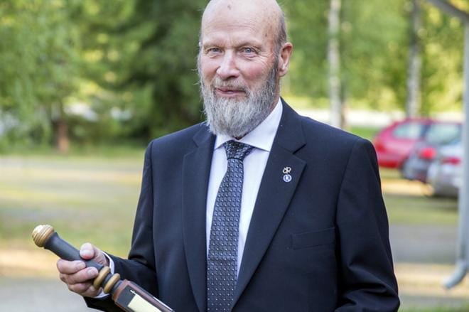 Pekka Viitaniemi sai 80-vuotissyntymäpäiväjuhlassaan yllätyksenä Alajärvi Seura ry:n myöntämän oltermannin arvonimen ja oltermanninsauvan. KUVA: ANTTI-KALLE LEVIJOKI