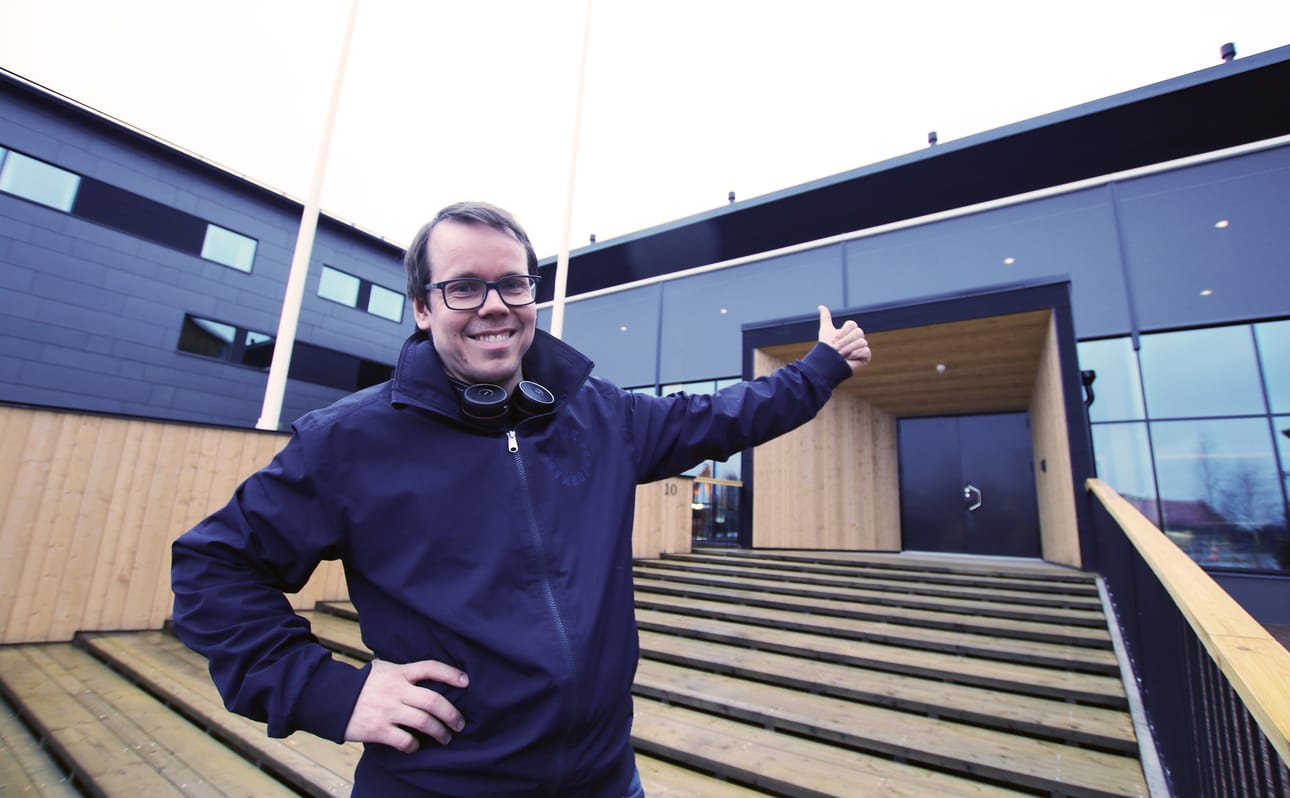 Antti Erola on tyytyväinen lopputulokseen. Lakeustalo on näyttävä kokonaisuus, joka sopii Limingan keskustaan kuin miekka läheisen Hannu Krankan patsaan käteen.