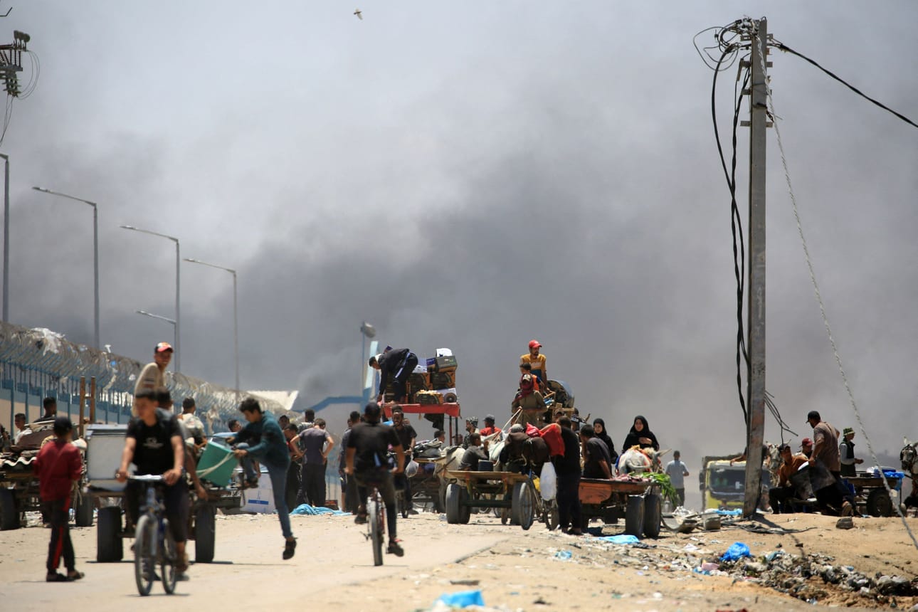 Ihmisiä on paennut joukoittain Rafahista Israelin iskujen takia. LEHTIKUVA / AFP