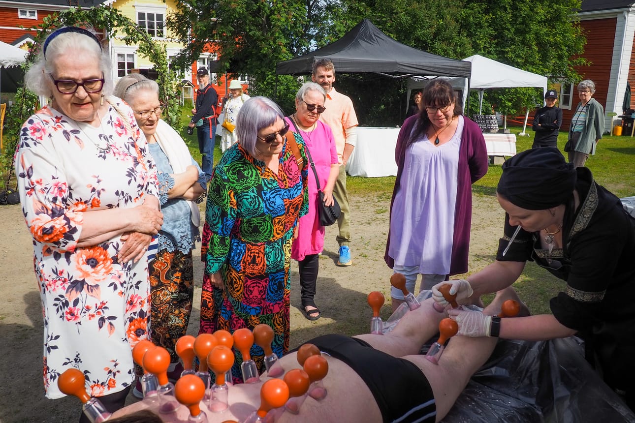 Pelkosenniemeläisen saunaterapeutti Nea Sipolan esittelemän verikuppauksen terveyshyödyt kiinnostivat yleisöä Kairan Valo -festivaalilla lauantaina.