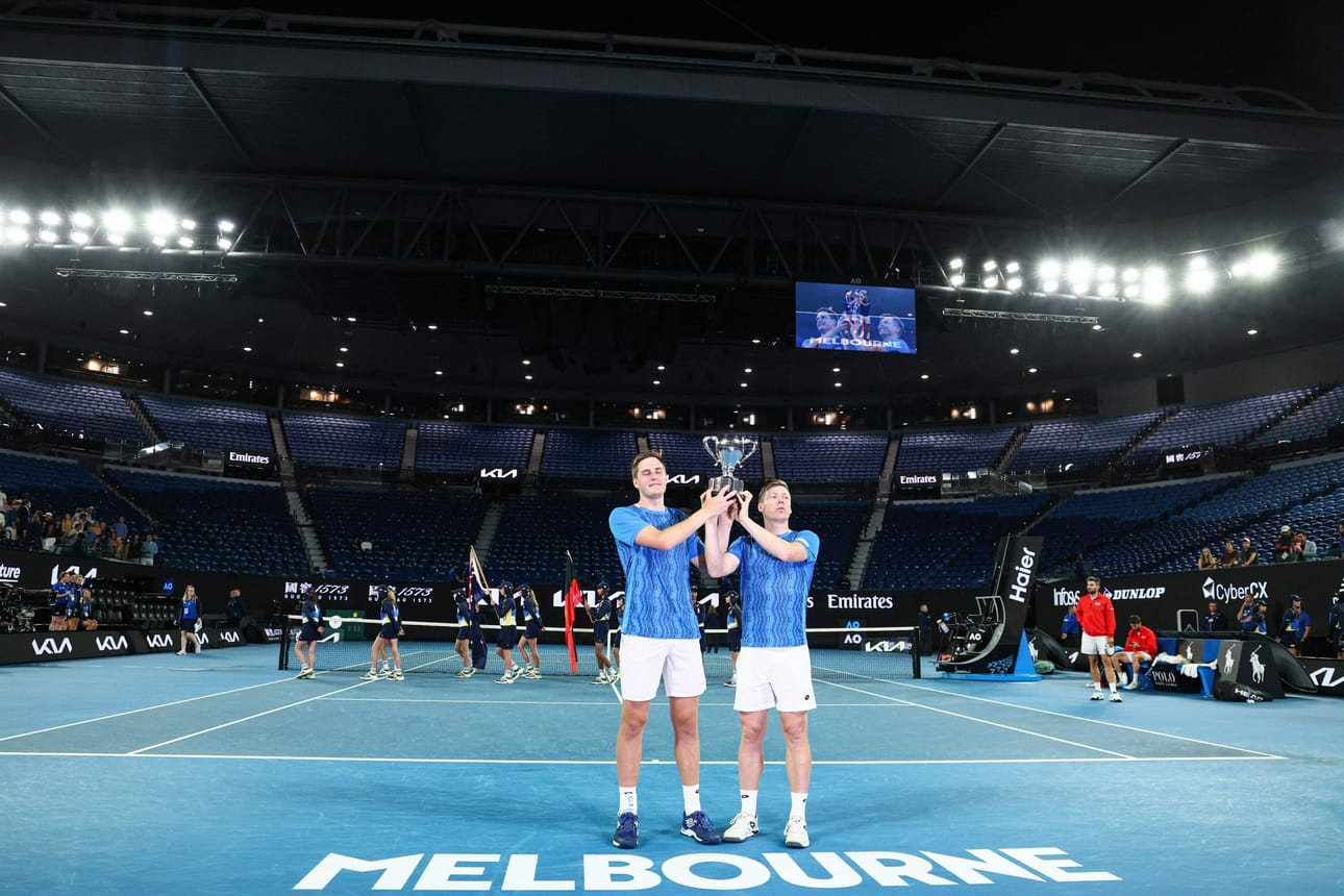 Brittilehti Daily Mail nosti artikkelissaan esiin, miten autiossa areenassa Suomen nelinpelispesialisti Harri Heliövaara ja hänen brittiparinsa Henry Patten juhlivat grand slam -voittoaan lauantaina Suomen aikaa. LEHTIKUVA/AFP