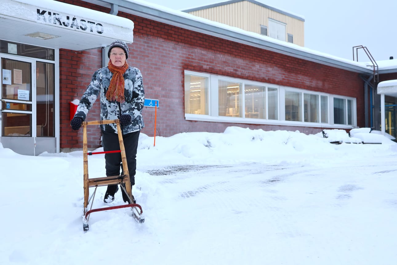 Vuoden lainaajan tunnustuksen saanut Kirsti Pitkäkoski ulkoilee päivittäin. Potkukelkka on kätevä ja turvallinen kulkuväline talvella käydä vaikkapa kirjastossa.