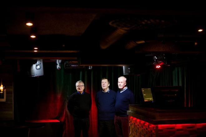 Clark Jakobsson (vas.) on Seppo Lemposen lisäksi toinen jäljelläolevista Vaasa Jazz Clubin alkuperäisjäsenistä. Pentti Marjanen on nykyinen puheenjohtaja. Rolf Nordman on kirjoittanut yhdistyksen historiikin Jakobssonin, Marianne Siermalan ja Dan Holmin avulla. Kirja julkistetaan perjantaina kuudelta ravintola Törst Companyssa. KUVA: JAAKKO ELENIUS