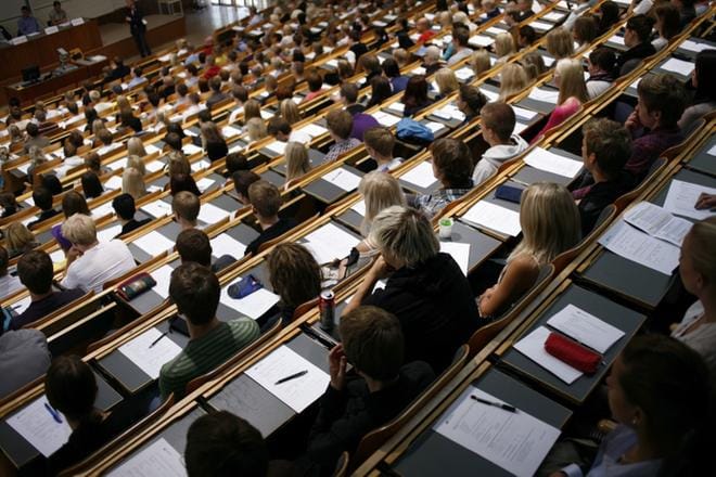 Pääsykokeissa ei yleensä yritetä huijata. Helsingin yliopiston lääketieteellisen tiedekunnan valintakokeeseen osallistunutta henkilöä epäillään törkeästä väärennyksestä. Arkistokuva. Ei liity Helsingin tapaukseen.