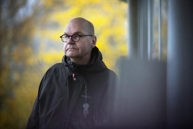Johtava ylilääkäri Heikki Kaukoranta kertoo, että deltaviruksen itämisaika on lyhyempi kuin aiempien virusmuunnosten. Arkistokuva: Jarno Pellinen