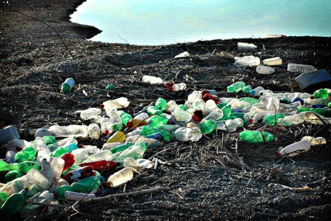 Suomalaiset kierrättävät jo neljänneksen pakkausmuoveista. EU:ssa vajaa kolmannes muovijätteestä viedään yhä kaatopaikalle.