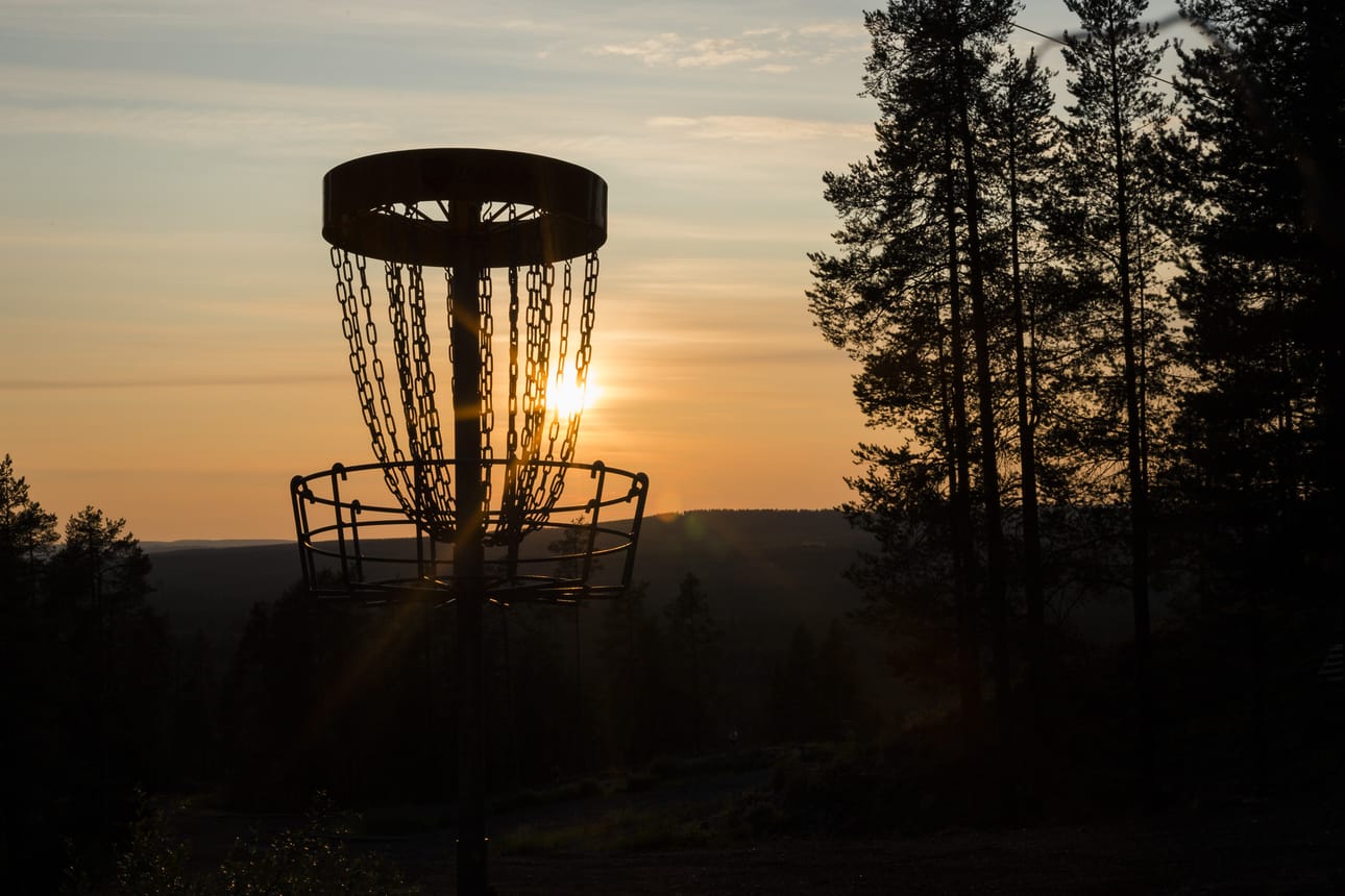 Kesäisiin liikuntaharrastuksiin kuuluu myös frisbeegolf, joka on kovassa nousussa. Kuva Taivalvaaralta.