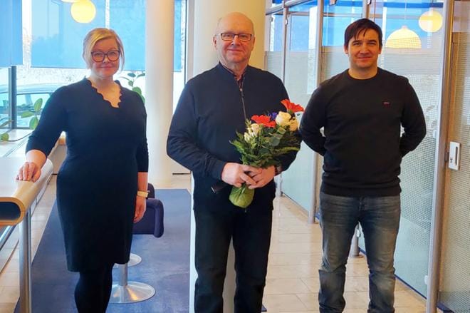 Reijo Lepistö (keskellä) vastaanotti Kunnon Kuntalainen -tunnustuksen Kuortaneen Osuuspankin toimitusjohtajalta Suvi-Katariina Kangastieltä ja liikuntasihteeri Tuomas Mikkolalta.