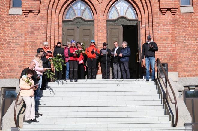 Kirkon ovi oli tempauksen ajan auki, että urkujen pauhu kantautui ulos asti. KUVA: ANU NAHKALA