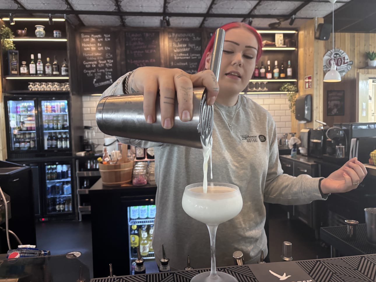 Taphouse 60100 -baarin vuoropäällikkö Lotta Tallgren on kehittänyt cocktailin, jossa yhdistyvät leipäjuusto ja lakkahillo.