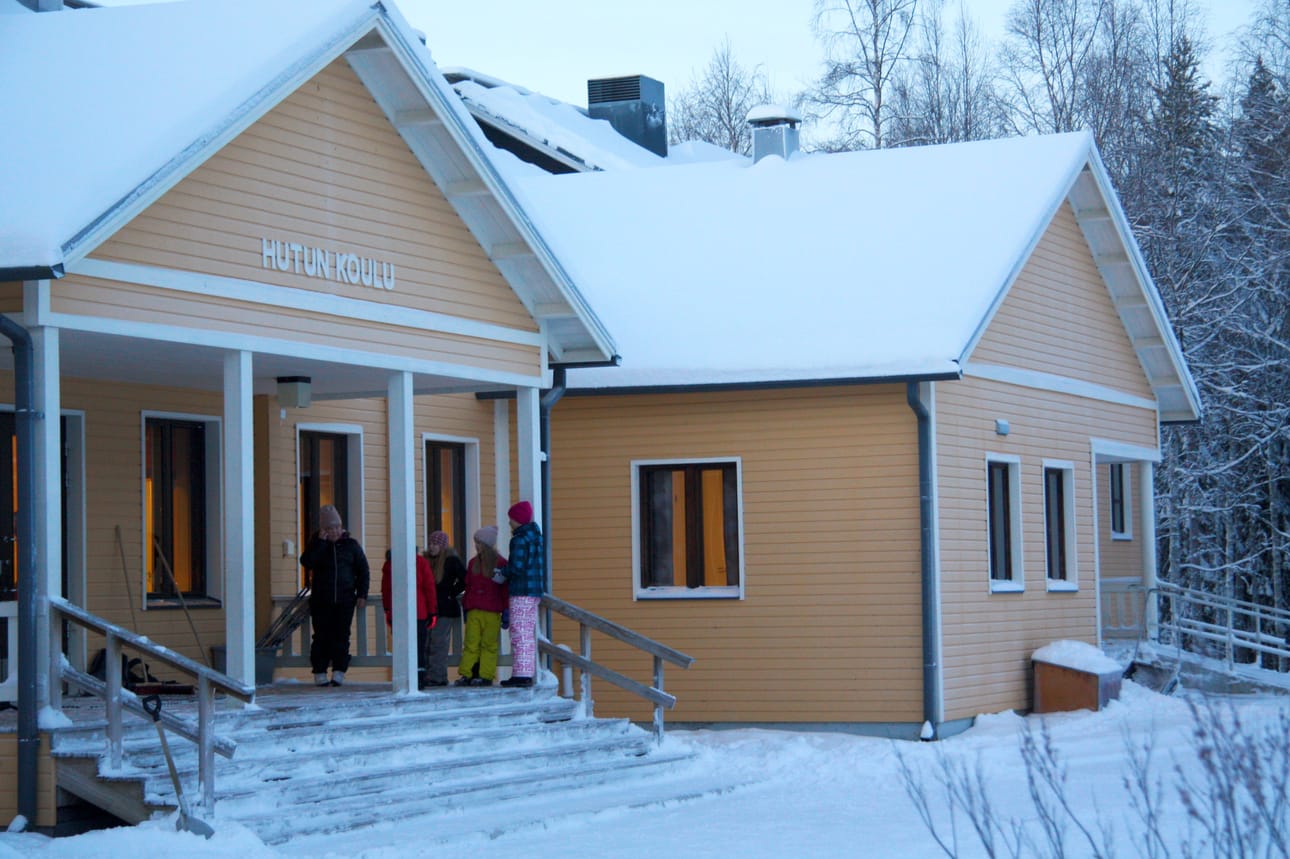 Hutun koulun lapset joutuivat odottelemaan pakkasessa.