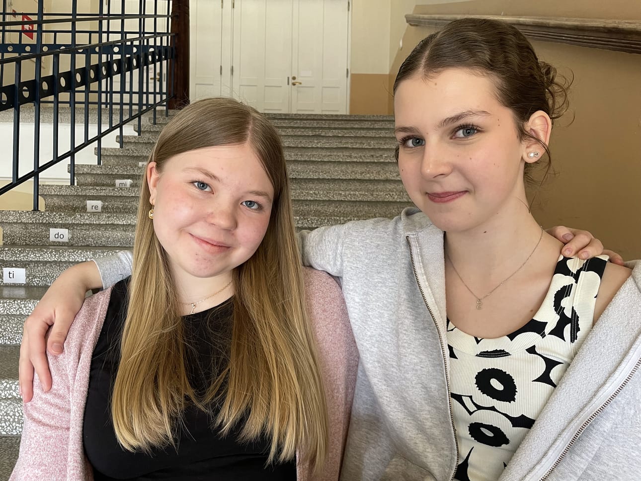 Laura Hyväri (vas.) ja Sofia Lahtinen ovat tyytyväisiä kuluneeseen viikkoon.