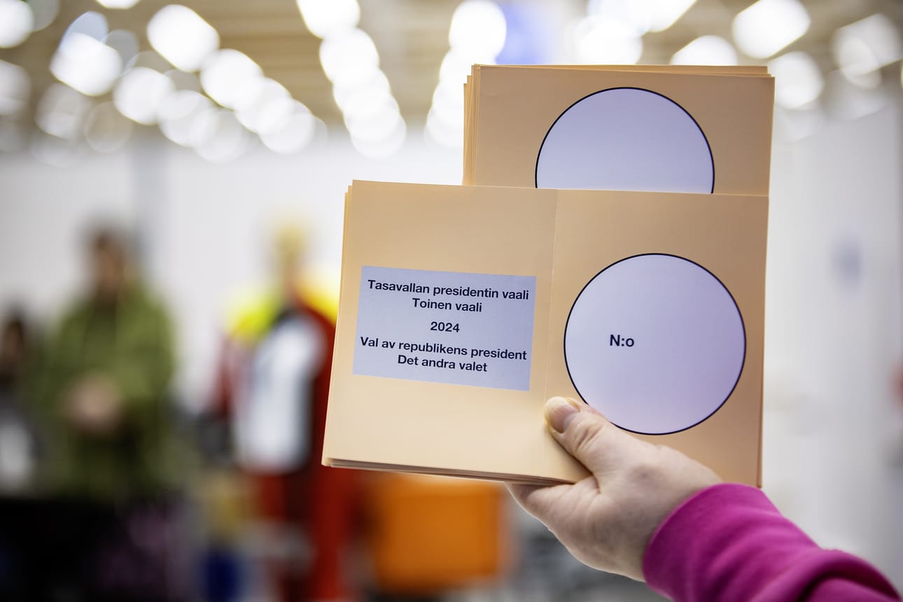 Presidentinvaalin toisen kierroksen varsinaisen vaalipäivän aamu oli rauhallinen. Oulussa kipakka pakkanen saattoi verottaa aamun äänestäjämääriä.