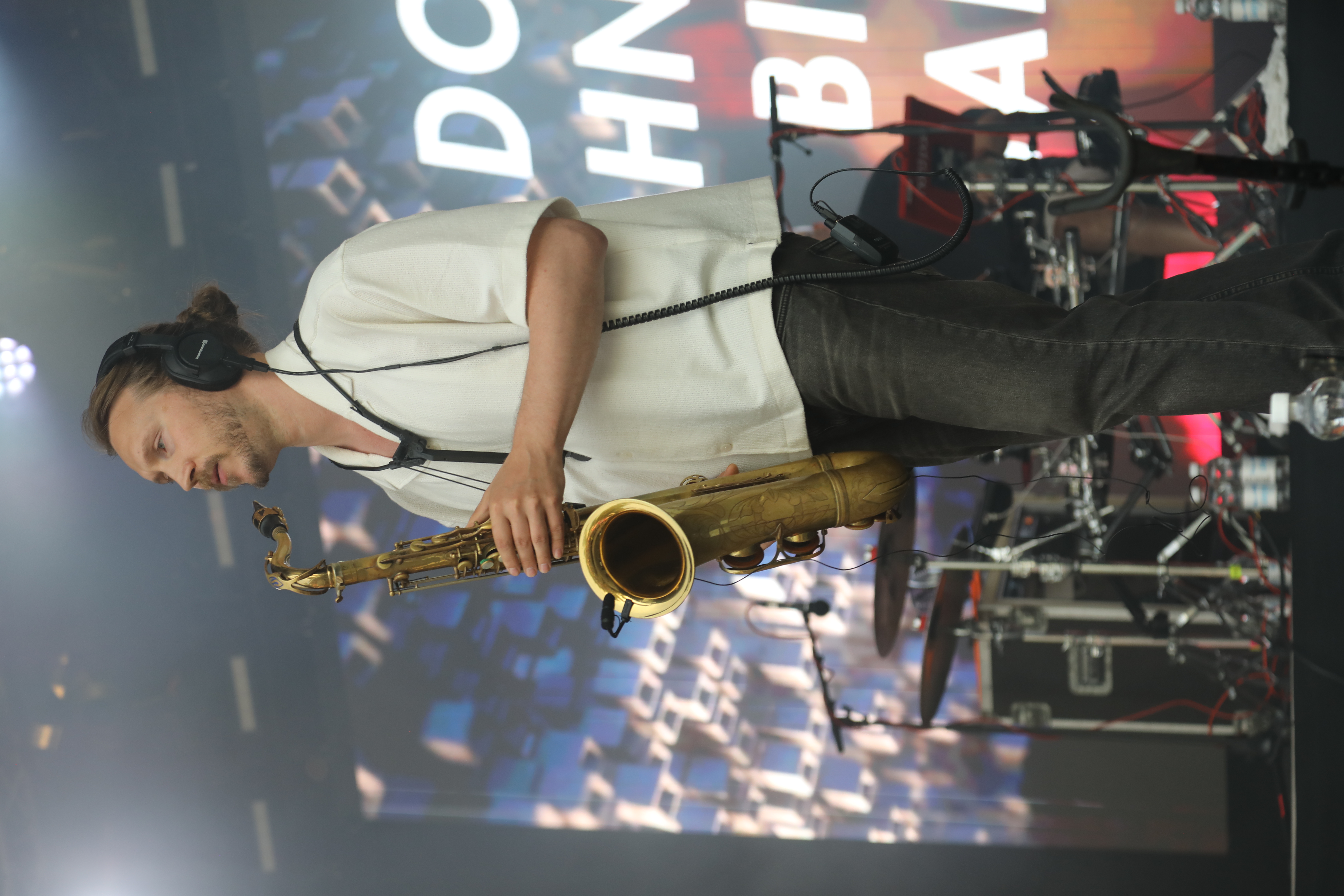 Don Johnson Big Bandin saksofonisti Pekka Mikkosen hivenen hillitympää, mutta yhtä lailla upeaa lavakarismaa.