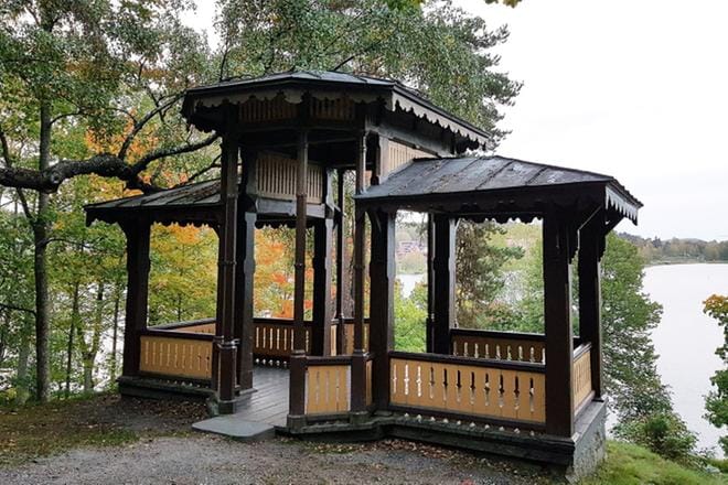 Kävelyretkellä Hämeenlinnan kaupunginmuseossa voi viivähtää vankien nikkaroimassa paviljongissa. Pikkukuvassa on Antti Isotalon taidonnäyte. KUVA: SALLA SAARIMÄKI