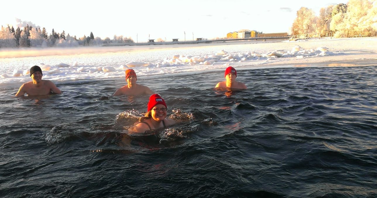 Oulun Polar Bear Pitching -tapahtuman järjestäjät Mia Kemppaala ja Matti Rusila ( takana oik.) sekä Vesa Tornberg (takana vas.) ja Joni Kokko Laturi Corporationista ottavat tuntumaa avantopitchaukseen.