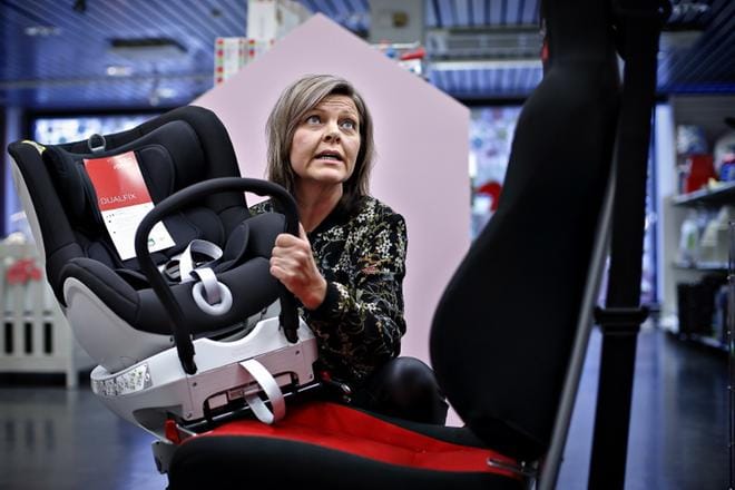Sirpa Tolkki sanoo, että isofix-kiinnityksellä olevia turvaistuimia ei edes saa kiinnitettyä puutteellisesti. Se on vanhempien valinta, miten päin alle 3-vuotias tuolissa matkustaa. KUVA: TOMI KOSONEN