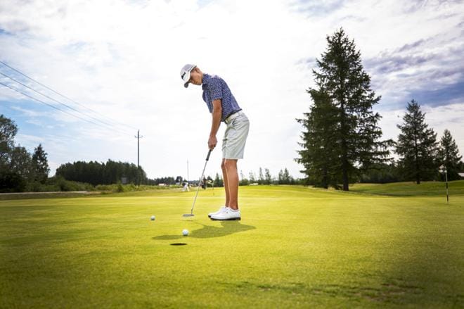 Etelä-Pohjanmaan Golfia edustava Eeli Kujanpää haki Loviisan Rönnäsistä juniorien reikäpelin Suomen mestaruuden viimeisenä juniorivuotenaan. Arkistokuva