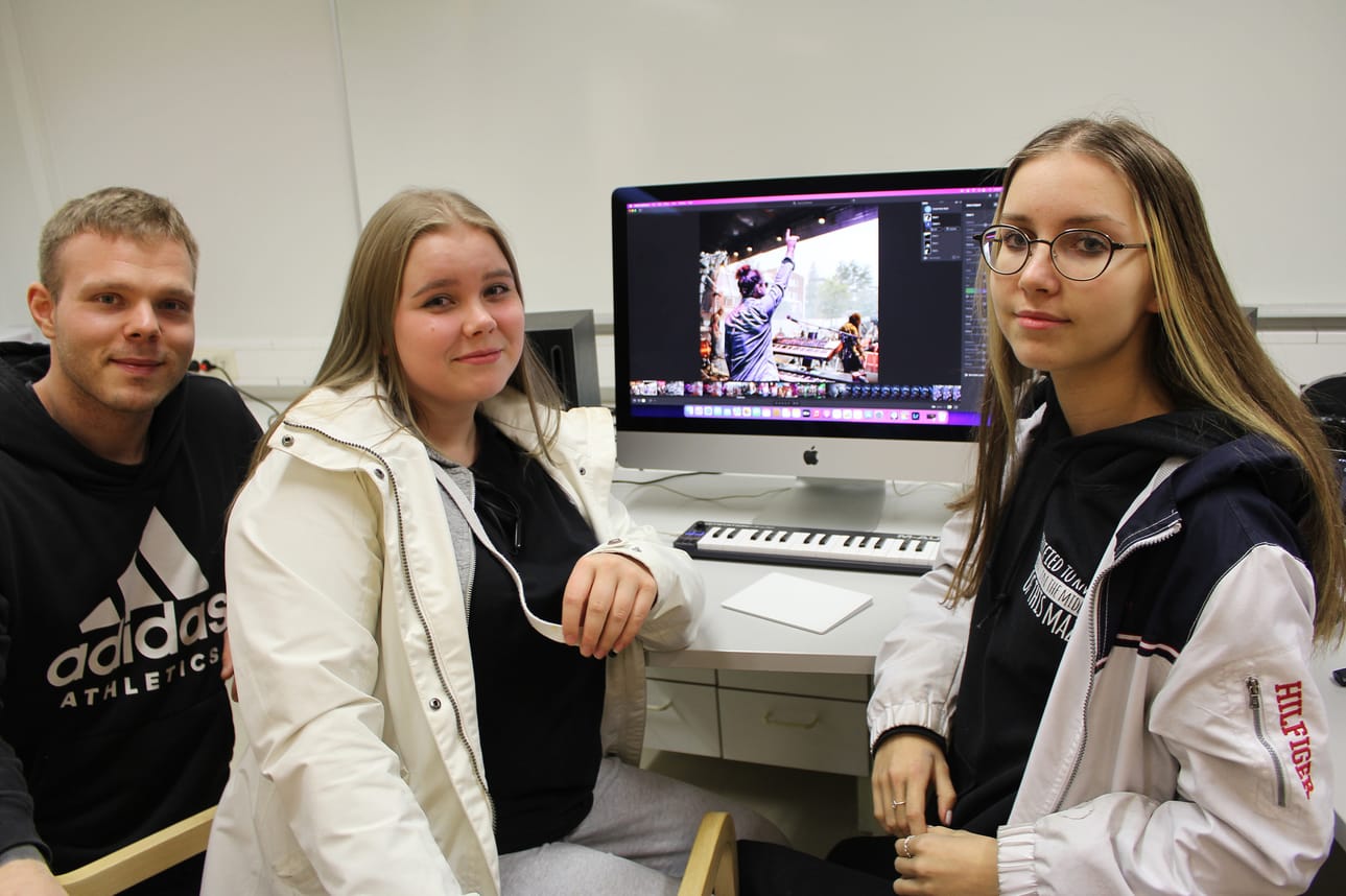 Harrastamisen Suomen mallin turvin järjestettiin Alavudella vuonna 2011 valokuvauskurssi, johon osallistuivat muun muassa Aino Roponen ja Elvia Lavila. Heidän opettajanaan toimi Matti Katajamäki. Arkistokuva.