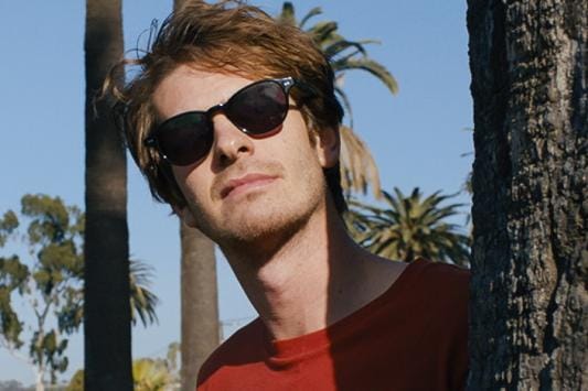 Andrew Garfieldin esittämä Sam jäljittää hemaisevaa blondia ja outoja totuuksia elokuvassa Under The Silver Lake. KUVA: A24