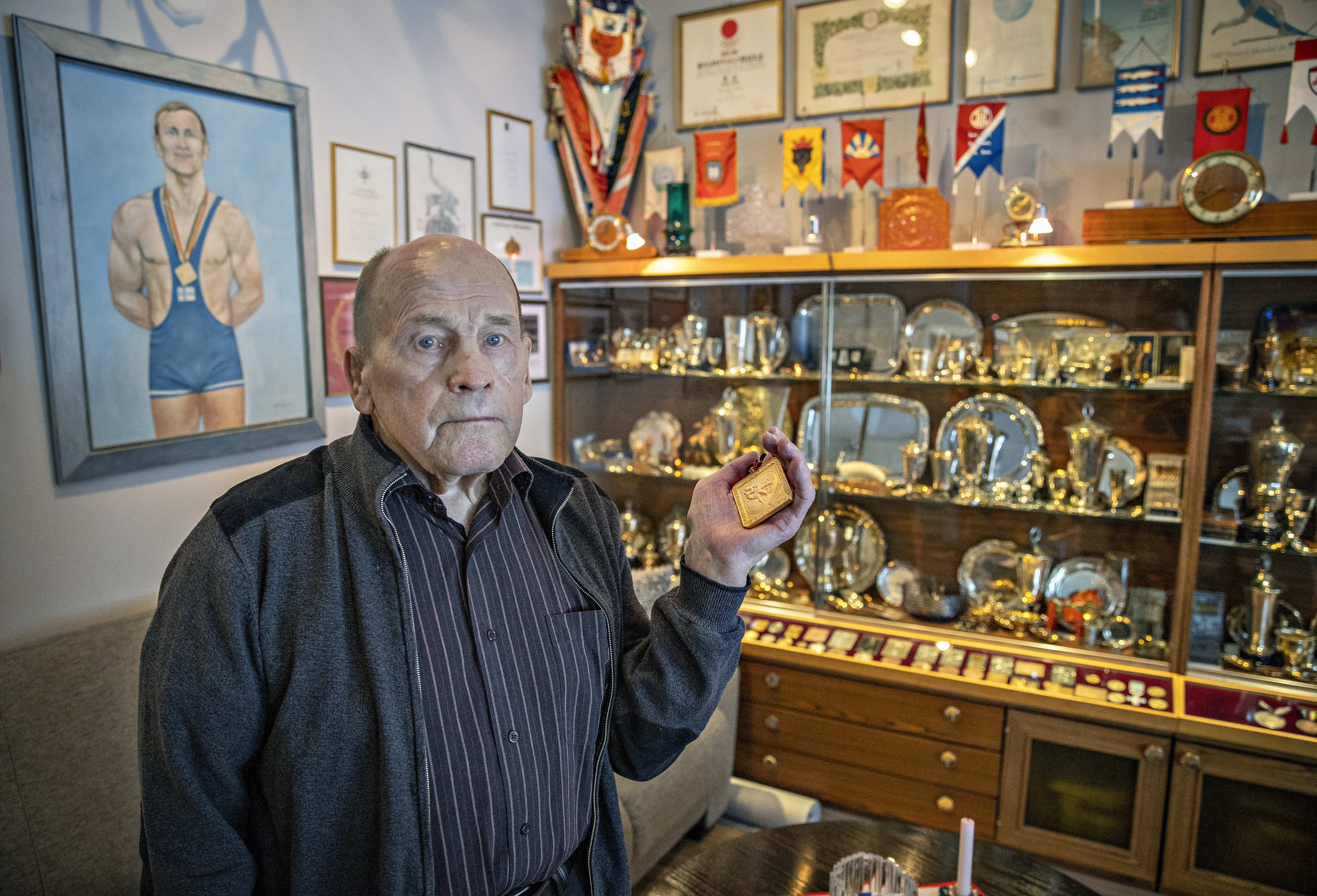 Kultaisten muistojen vitriini – Haukiputaan mestaripainija Eero Tapio, 80, oli uransa huippuvuosina yksi suosituimmista suomalaisista: "Aina kun hyppäsin Oulun asemalta junaan, päätin, että pärjään"