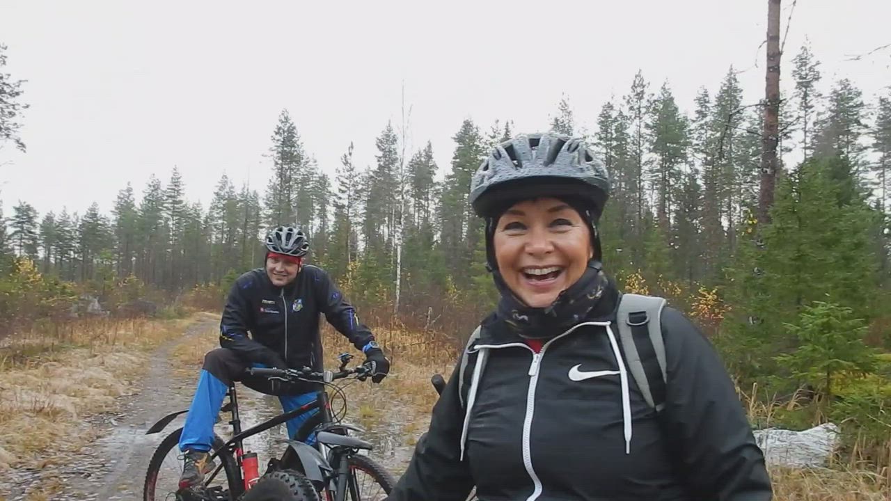 Miten käy, kun naiset päästetään maastopyörillä metsäreiteille? Oulaisten kaupungin työntekijöiden työsuhdeajokit on testattu asiantuntijoiden opastuksessa