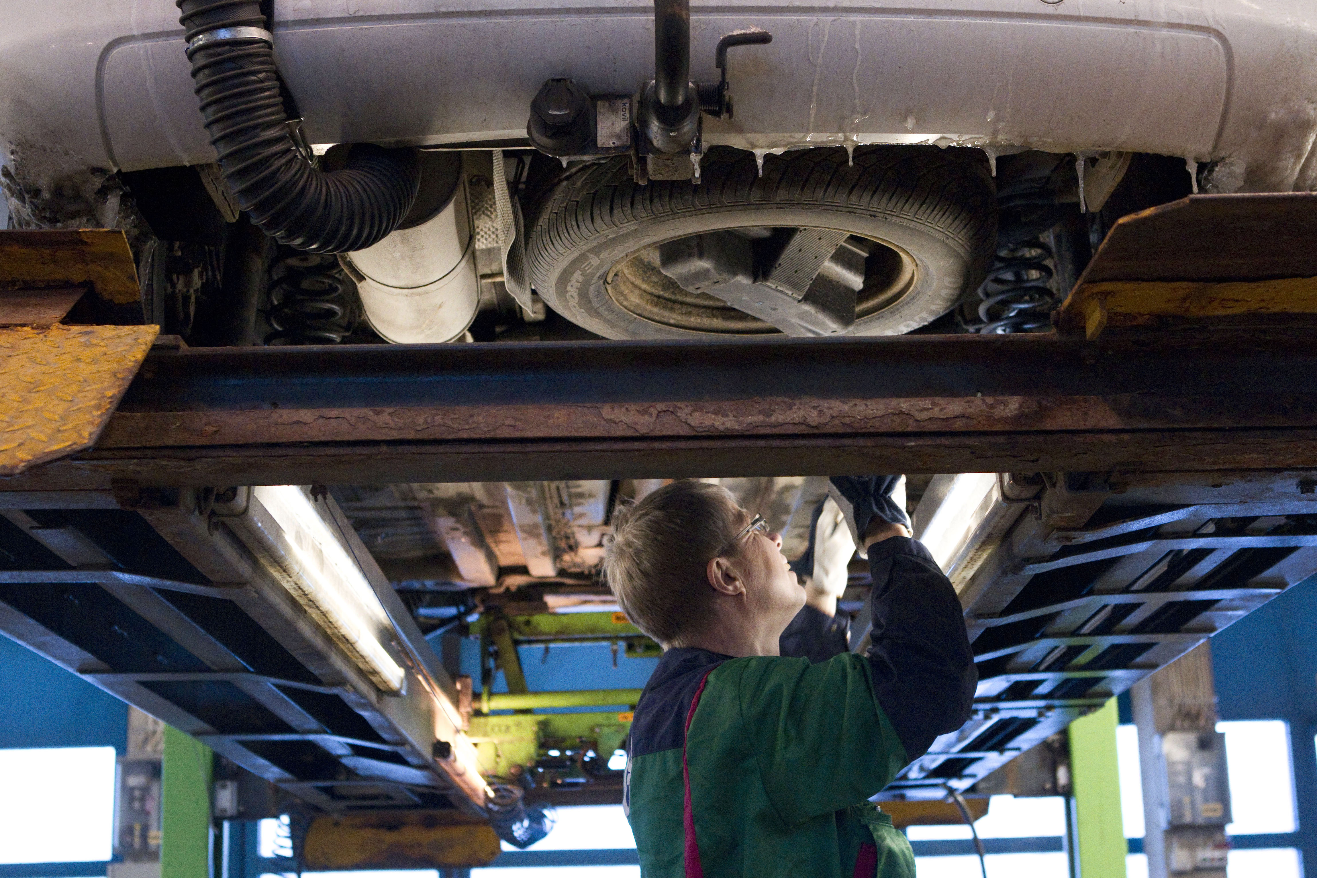 Katsastuksessa hylätään noin 20 prosenttia yli kymmenen vuotta käytössä olleista autoista.