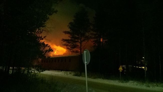 Noin 300 neliön halli paloi Oulussa tiistaina yöllä.