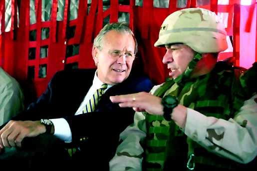 Puolustusministeri Donald Rumsfeld vaihtoi kuulumiset kenraali Ricardo Sanchezin kanssa helikopterissa Bagdadin yllä.