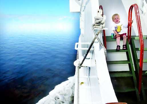 Joko kohta kotona? Ruotsalainen pikkupoika Håvard, 3, odottelee pääsevänsä kotiin kavereiden luokse.