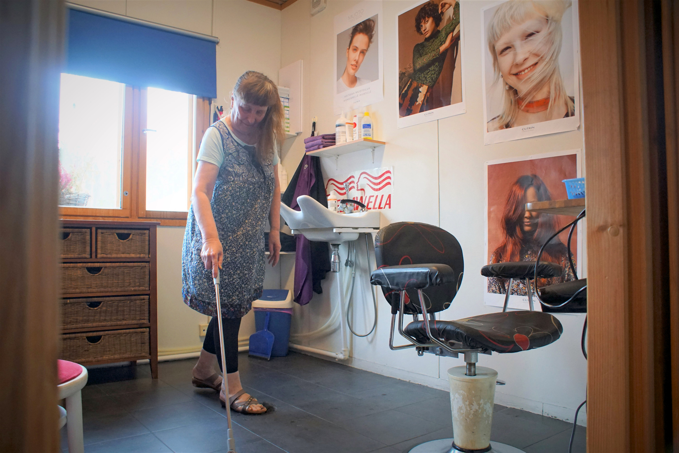 <p>Ritva Murtoniemi on huomannut monien vakioasiakkaiden pitäneen tavallista pitempää väliä parturintuoliin istahtamisessaan.</p>