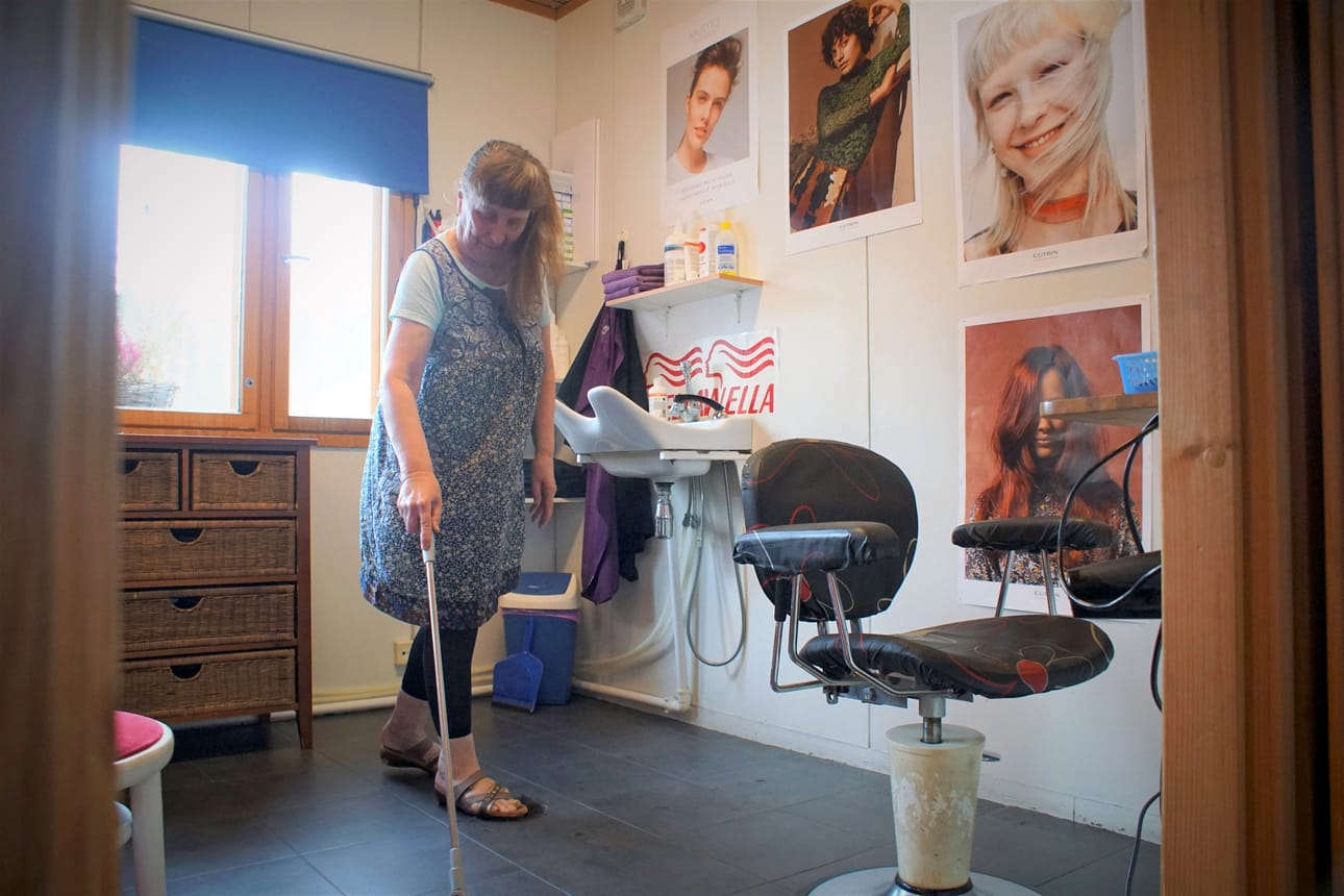 Ritva Murtoniemi on huomannut monien vakioasiakkaiden pitäneen tavallista pitempää väliä parturintuoliin istahtamisessaan.