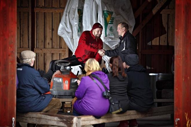Vihreiden puheenjohtaja Touko Aalto tarjosi itseään muutaman päivän ajaksi rengiksi Mäkipernaan maatilalle ensi kesäksi. Isäntä Risto Mäkipernaa lyö kättä päälle sopimuksen merkiksi. Mäkipernaan mielestä maatilat voisivat toimia eräänlaisina kummitiloina päättäjille, jotka pääsisivät näin perille siitä, mitä on todellisuus maatiloilla. KUVAT: TOMI KOSONEN