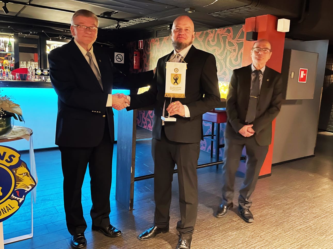 Klubien yhteistyö on kasvamassa. Alavuden Rotaryklubin presidentti Jorma Saariaho ja sihteeri Eero Klemola kävivät onnittelemassa juhlivaa LC Alavutta ja sen presidenttiä Heikki Suopeltoa (keskellä).