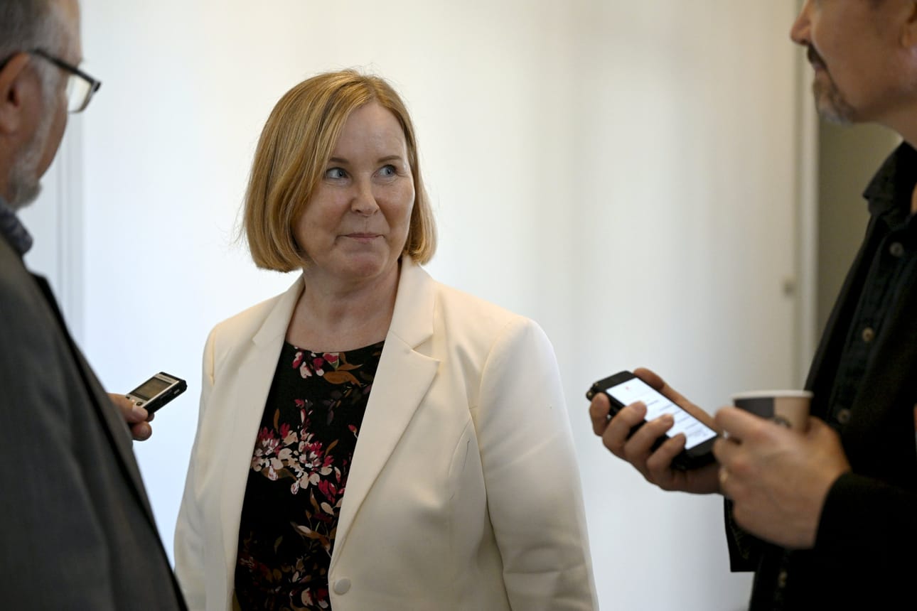 Sosiaali- ja terveysministeri Kaisa Juuso (ps.) vastasi torstaina toimittajien kysymyksiin ennen eduskuntaryhmän kokousta. LEHTIKUVA / Antti Aimo-Koivisto