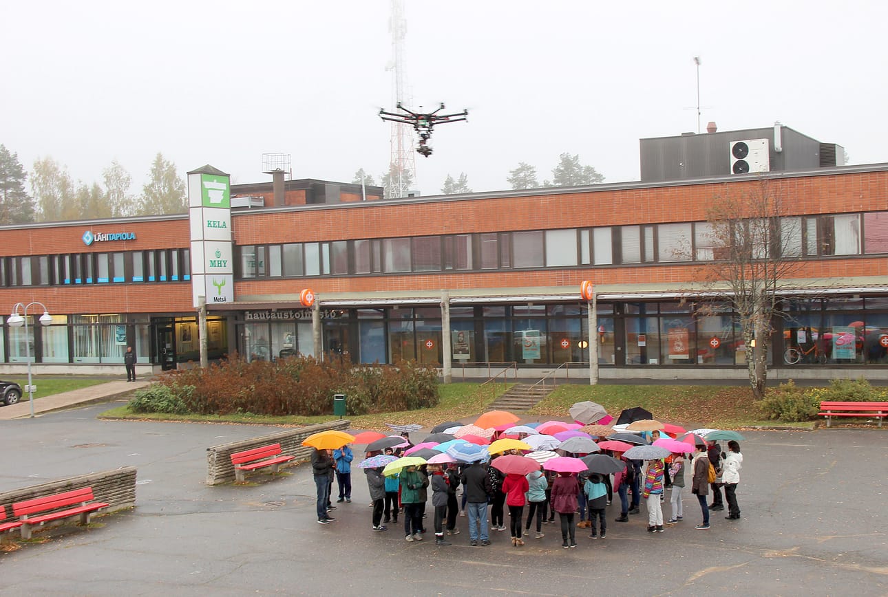 Airmoilasen uusi kuvauskopteri otti ilmakuvaa koululaisten sateenvarjosuojasta kiusaamista vastaan.