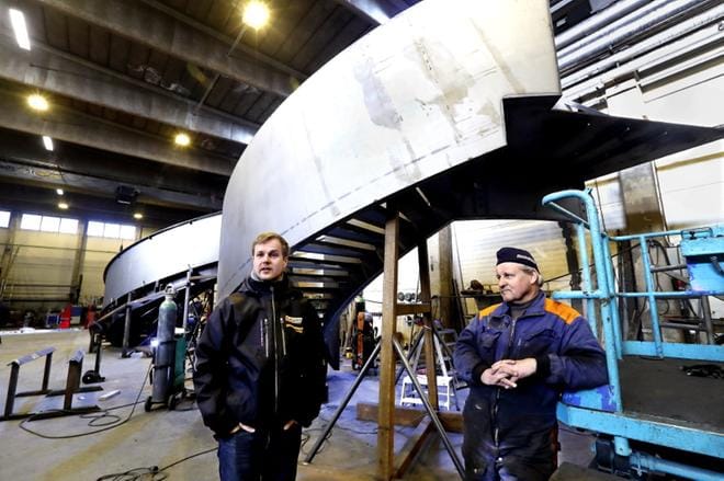 Helsingin tulevan Oodi-kirjaston teräsportaikon kappaleet lähtevät Seinäjoelta Helsinkiin parin viikon päästä. Ossi Kumpula ja Heikki Kumpula ovat ylpeitä siitä, että saivat tehdä vaativan työn. KUVAT: JOUKO HÄNNINEN