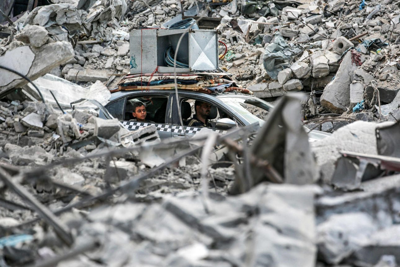 Äärijärjestö Hamasin alaisen Gazan terveysministeriön mukaan sodassa kuolleita on Gazassa jo yli 41200. Kuvassa auto ajaa tuhoutuneiden rakennusten ohi Gazan kaistan Khan Yunisissa. LEHTIKUVA / AFP