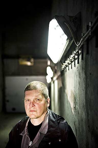 Jarkko Sipilän kesädekkarin pääosassa on pitkän linjan konna Matti Rouhe ja vastapelurina lain toisella puolella poliisi liikanimeltään Mulkku-Paavo.