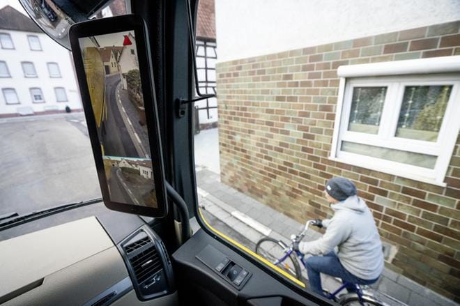 Mercedeksen uudessa järjestelmässä ei ole lainkaan sivupeilejä, vaan kamerat välittävät kuvan auton sivuilta pilarien näyttöihin. KUVAT: Kari Pitkänen