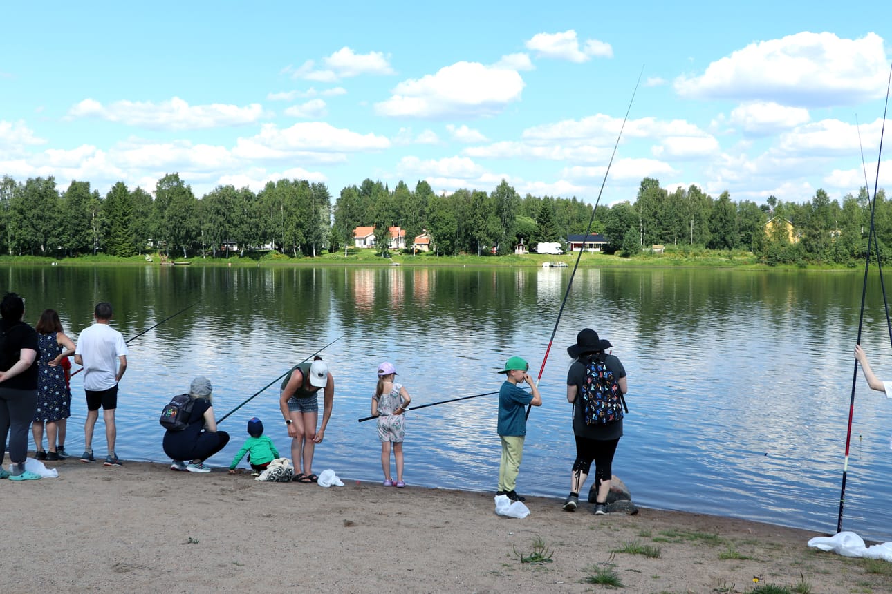 Iijoen rantatörmä oli torstaina täynnä kalastajia Rajamaan lähiliikuntapuiston kohdilta. Syynä oli kalastuskilpailu.