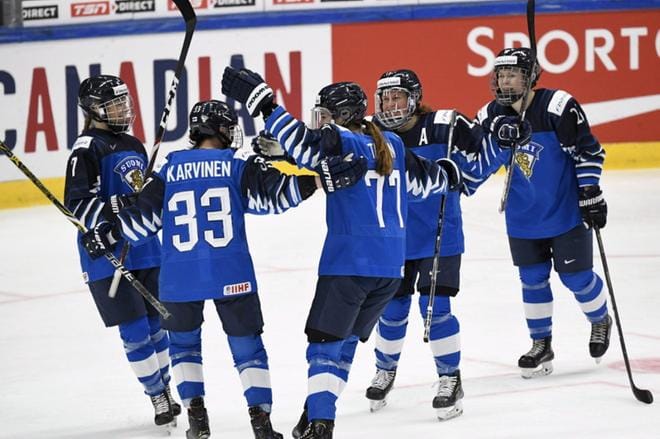 Nelli Laitinen, Michelle Karvinen, Susanna Tapani, Riikka Sallinen ja Minnamari Tuominen tuulettivat Tapanin viimeistelemää voittomaalia. KUVAT: HEIKKI SAUKKOMAA / LEHTIKUVA