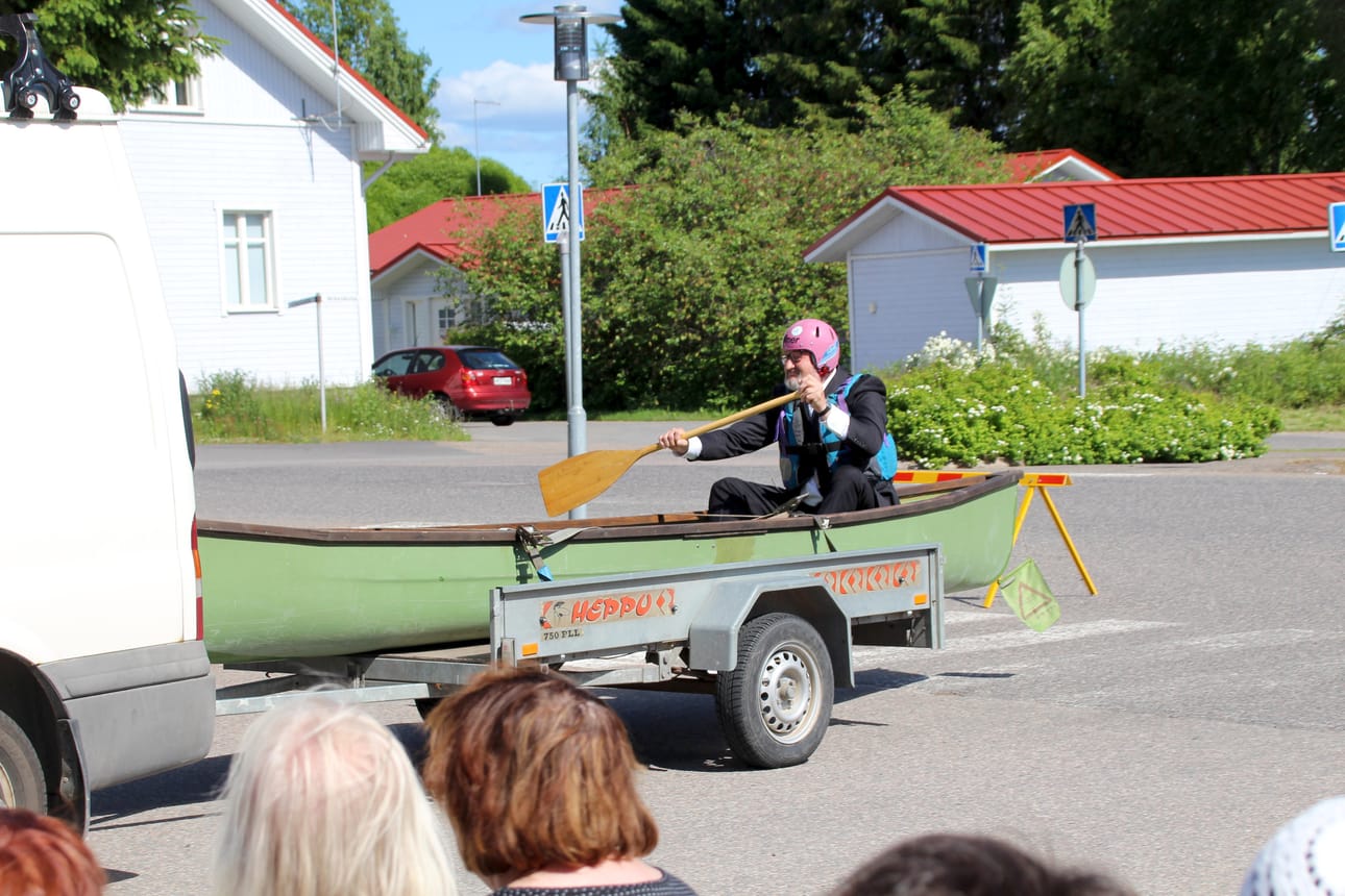 Revonlahtinen Ahti Häikiö saapui lavan ääreen melontatamineissa.