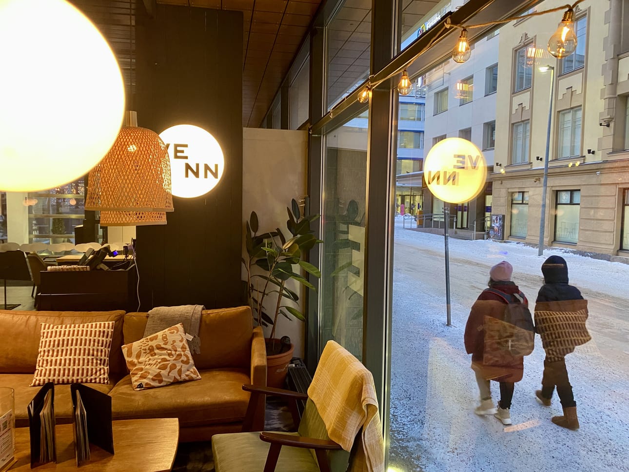 VENNin miljöö on mutkaton ja mukava. Perjantai-iltapäivänä ravintola täytyy nopeasti.