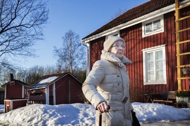 Bertta Hietamäki, 95, katselee Klemettilän museoalueen rakennuksia, joita johti kunnalliskodin johtajana vuosina 1964–1986. KUVAT: MINNA ANTILA