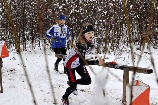 Topi Nivukoski (YKV) ja Nea Luhtasaari (RaJu) viimeisellä rastilla. KUVA: HEIKKI HAKANEN