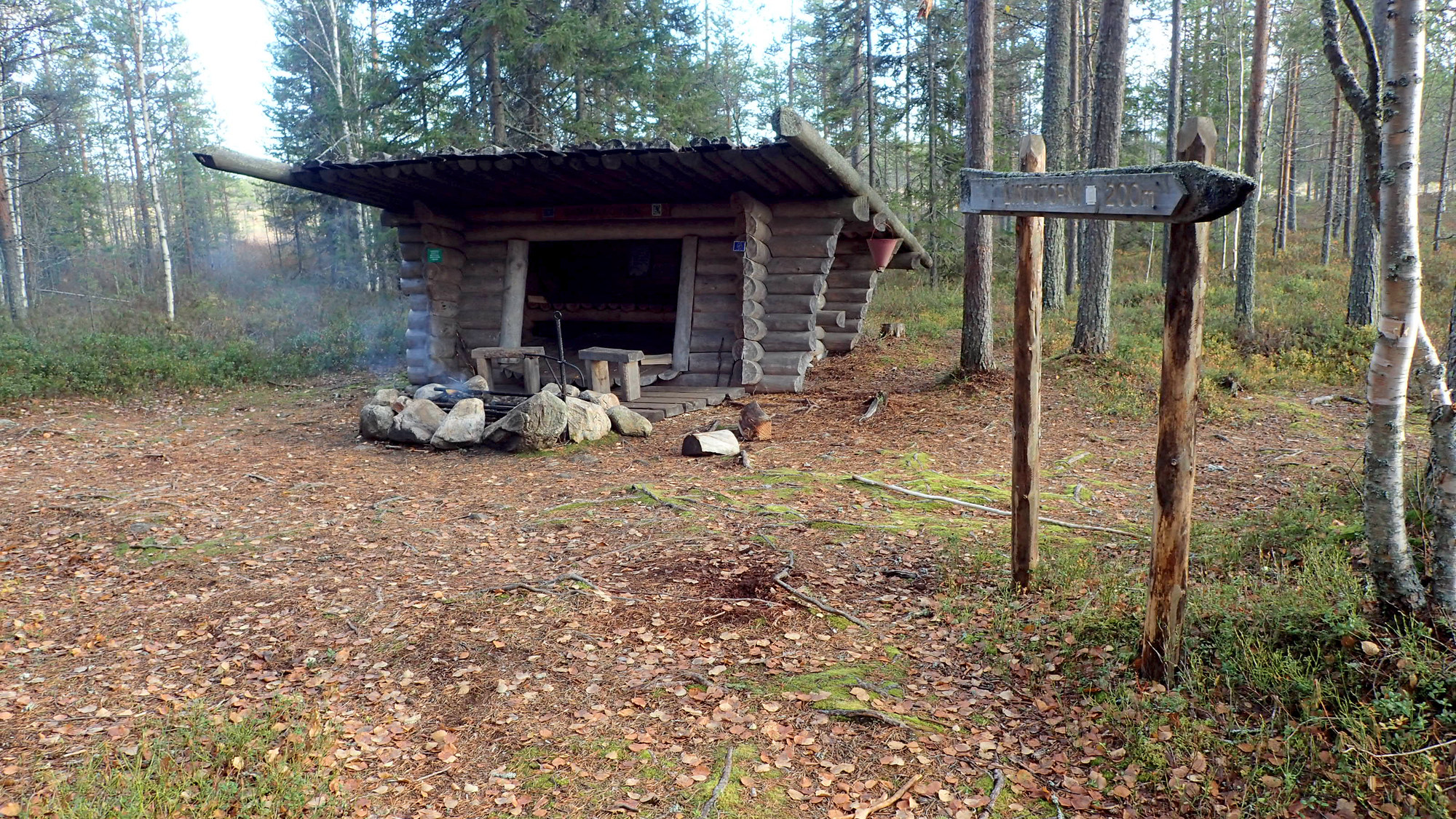 Sammakoisen eli Sammakkosuon laavu ehjänä. Olvassuon luonnonsuojelualueella sijaitseva laavu on ollut suosittu käyntikohde.