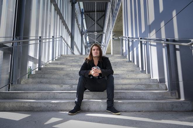 André Linman pääsi laulajaksi One Desire -yhtyeeseen tuottaja Jimmy Westerlundin vinkin kautta. – Luulen, että hän halusi, etten jäisi Vaasaan murjottamaan. KUVAT: SAMPPA TOIVONEN