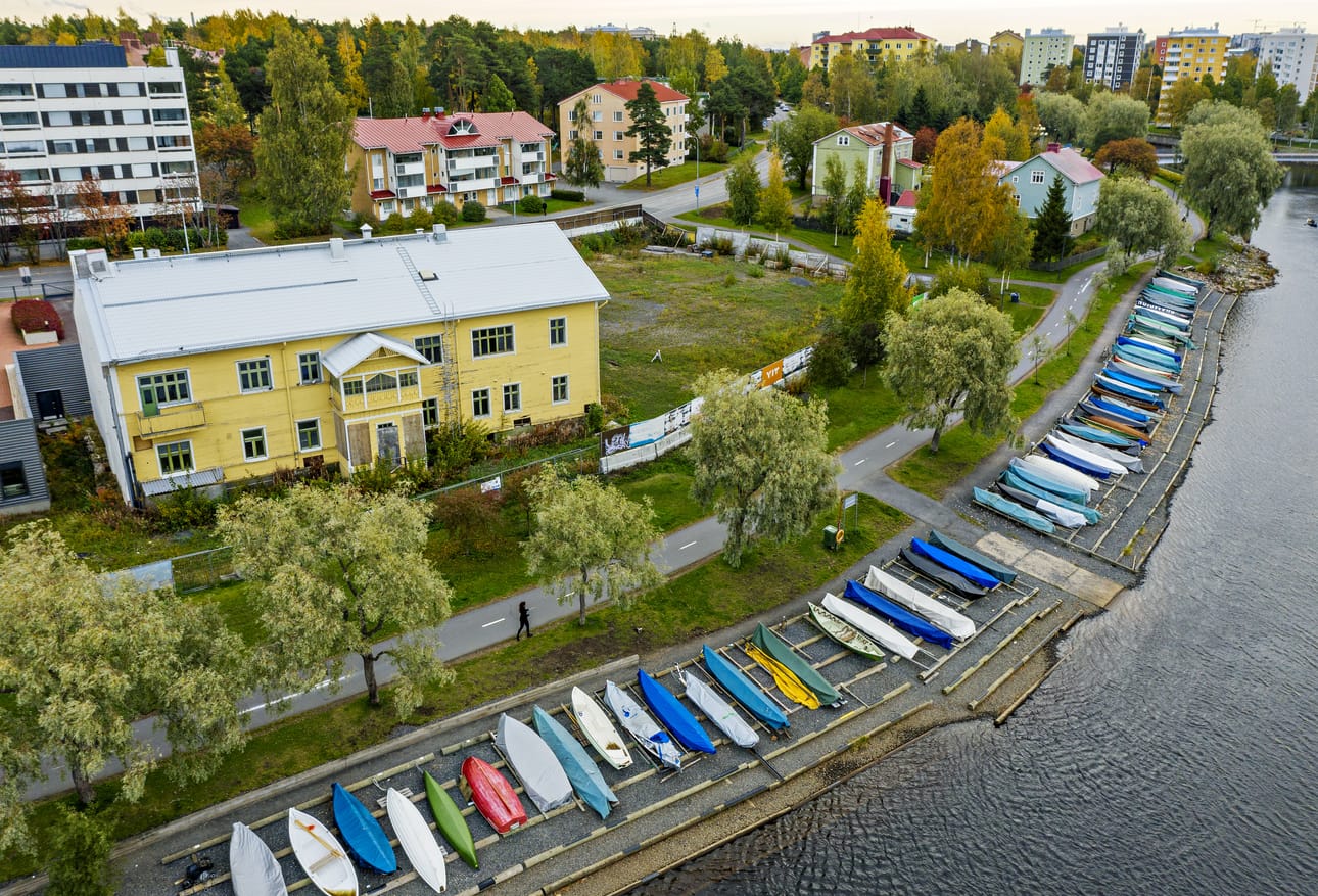 Merijalin keltainen konttorirakennus on odottanut kohtaloaan pitkään.